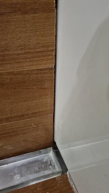 Dziura z prawej strony oraz dziura w rogu.jpg