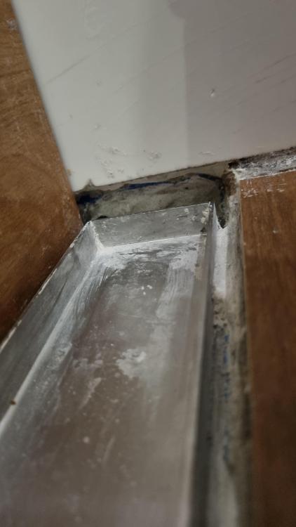 Dziura z prawej strony w pełni.jpg