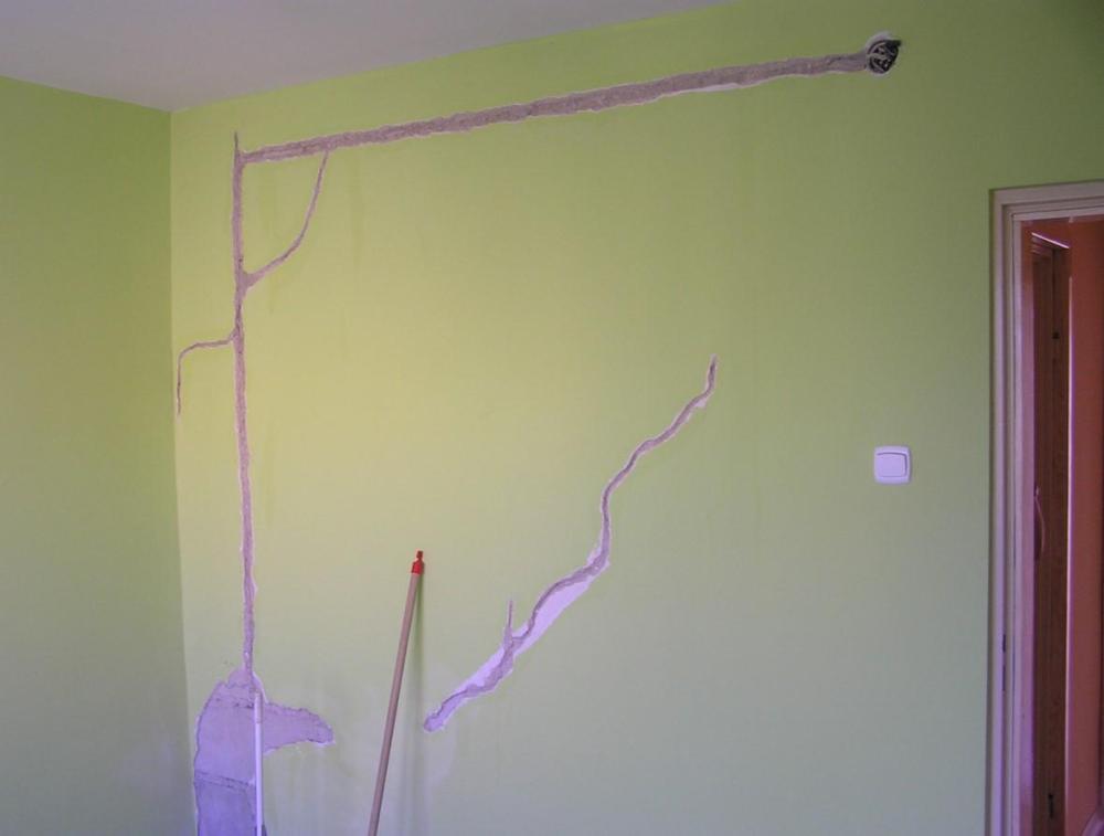 Sypialnia - ściana za szafą podczas remontu.jpg