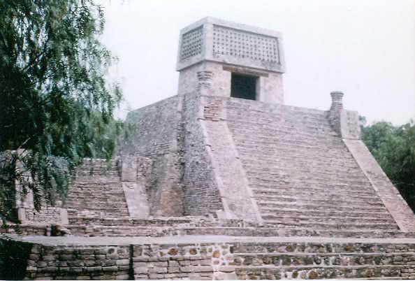 Pyramid_of_Santa_Cecilia.jpg